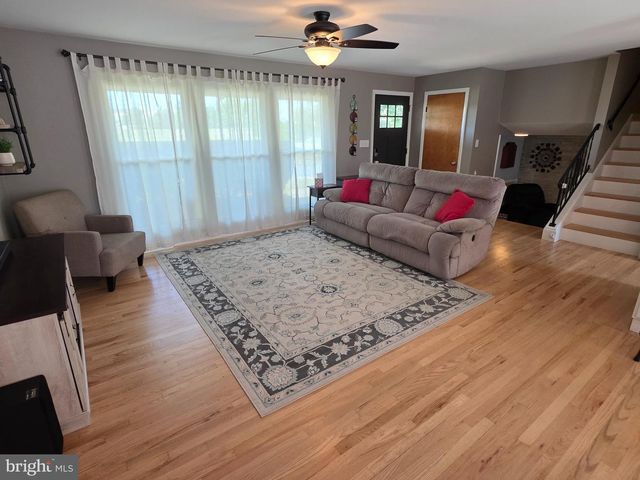 19 W SHORE DR, Camp Hill, PA 17011