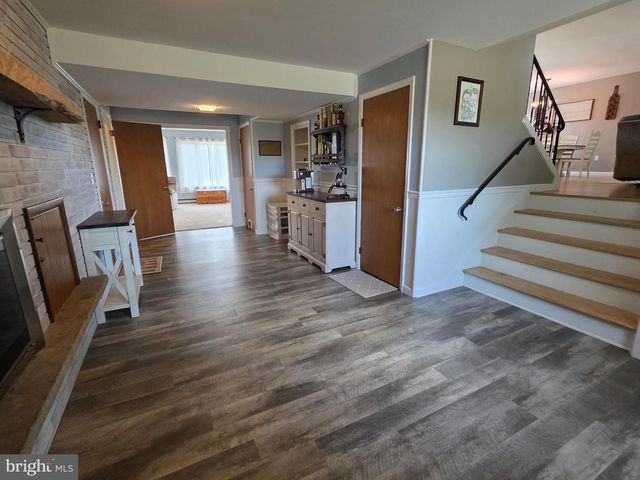 19 W SHORE DR, Camp Hill, PA 17011