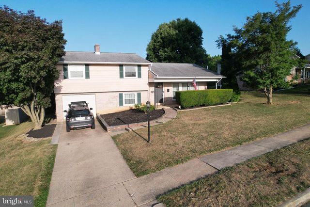 19 W SHORE DR, Camp Hill, PA 17011