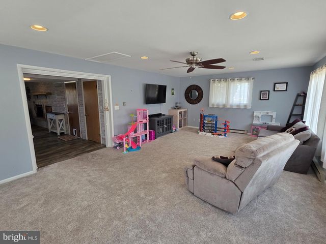 19 W SHORE DR, Camp Hill, PA 17011