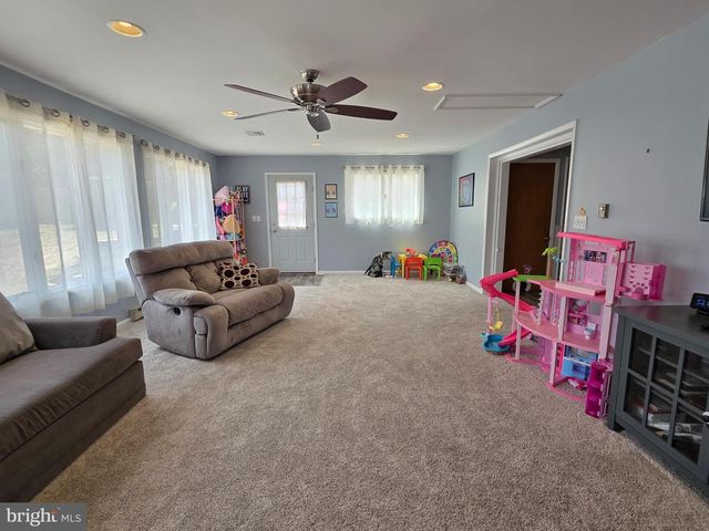 19 W SHORE DR, Camp Hill, PA 17011