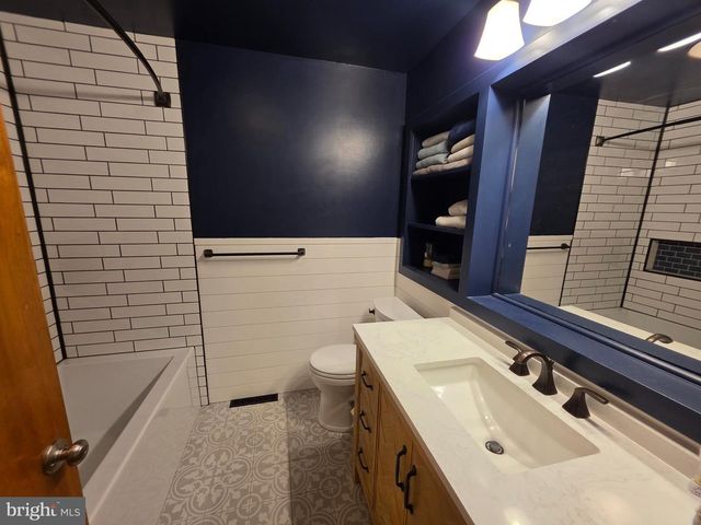 19 W SHORE DR, Camp Hill, PA 17011