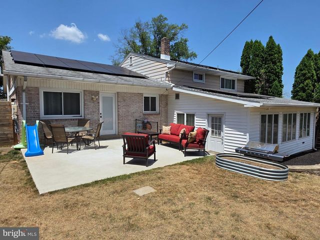 19 W SHORE DR, Camp Hill, PA 17011