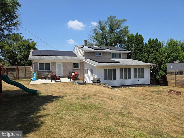 19 W SHORE DR, Camp Hill, PA 17011