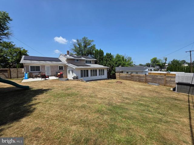 19 W SHORE DR, Camp Hill, PA 17011