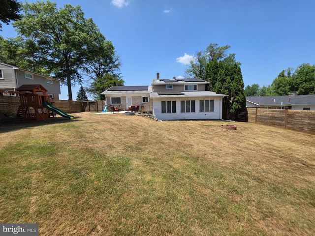 19 W SHORE DR, Camp Hill, PA 17011