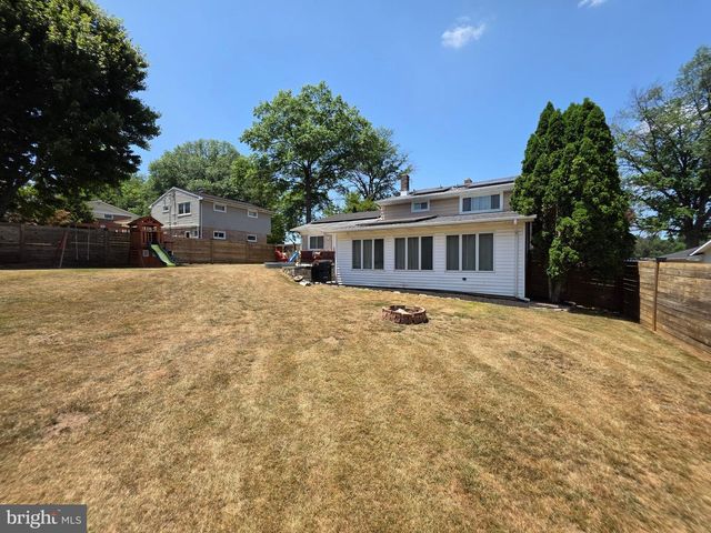 19 W SHORE DR, Camp Hill, PA 17011