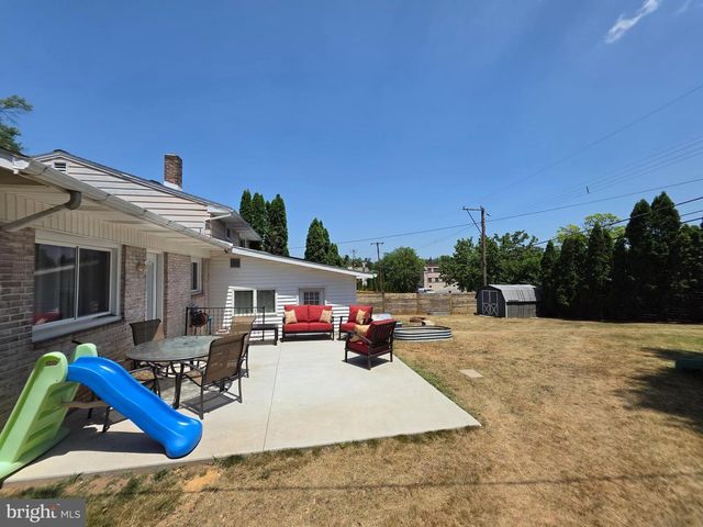 19 W SHORE DR, Camp Hill, PA 17011