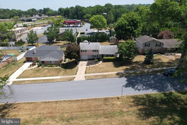 19 W SHORE DR, Camp Hill, PA 17011