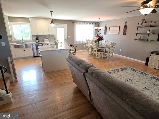 19 W SHORE DR, Camp Hill, PA 17011