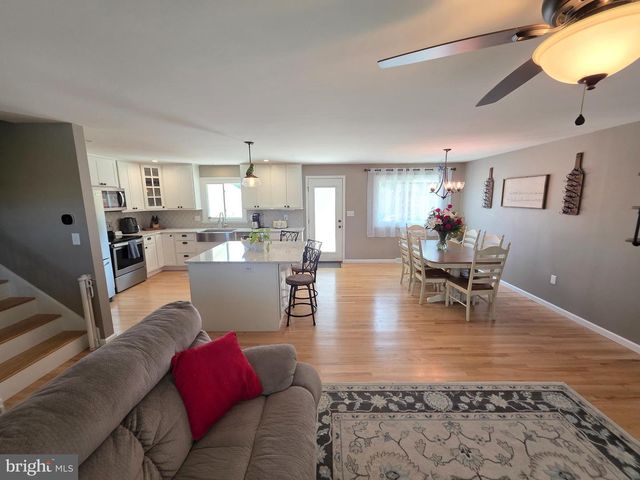 19 W SHORE DR, Camp Hill, PA 17011