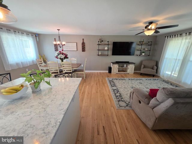 19 W SHORE DR, Camp Hill, PA 17011