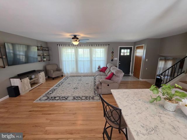 19 W SHORE DR, Camp Hill, PA 17011