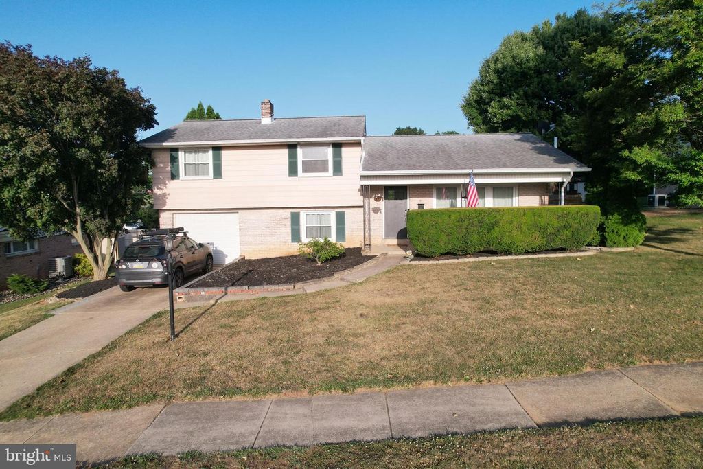 19 W SHORE DR, Camp Hill, PA 17011