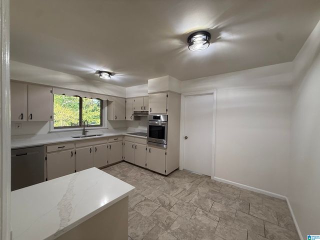 10 SW GREEN SPRINGS AVENUE, Birmingham, AL 35211