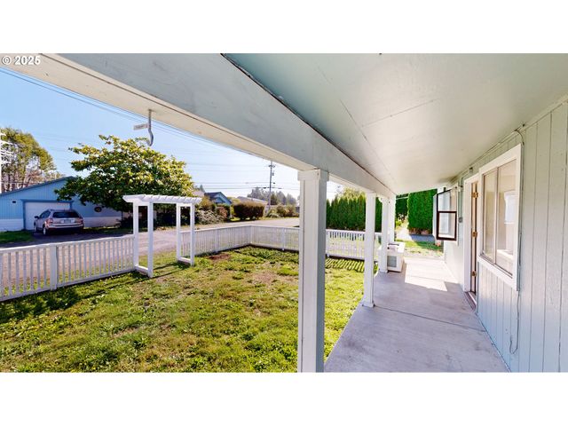 533 ART St, Brookings, OR 97415