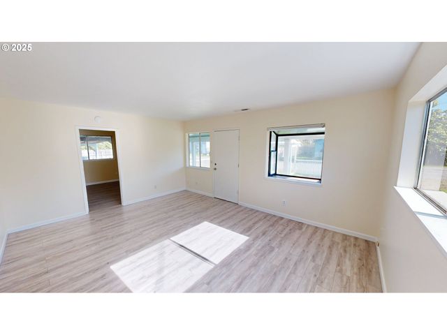 533 ART St, Brookings, OR 97415