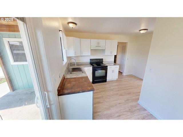 533 ART St, Brookings, OR 97415