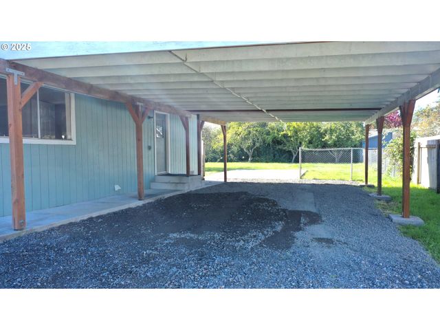 533 ART St, Brookings, OR 97415