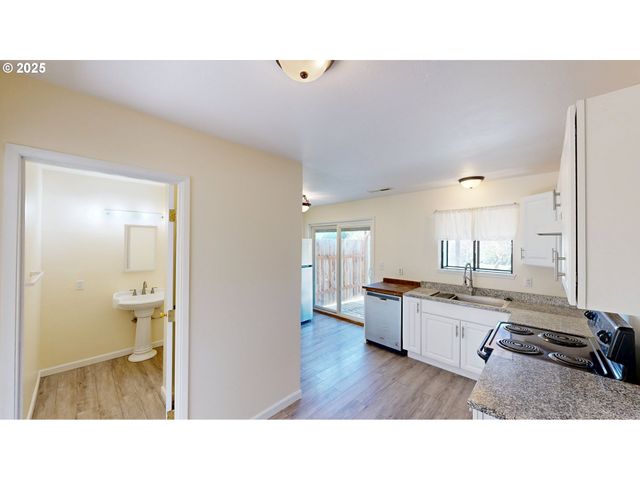 533 ART St, Brookings, OR 97415