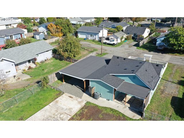 533 ART St, Brookings, OR 97415