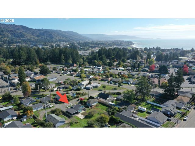 533 ART St, Brookings, OR 97415