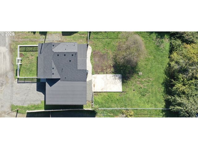 533 ART St, Brookings, OR 97415