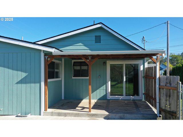 533 ART St, Brookings, OR 97415