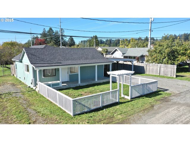 533 ART St, Brookings, OR 97415