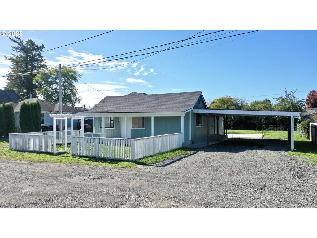 533 ART St, Brookings, OR 97415