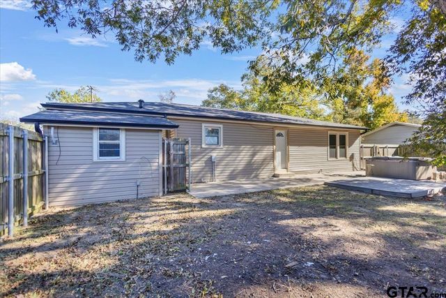 199 North Oak St., Van, TX 75790