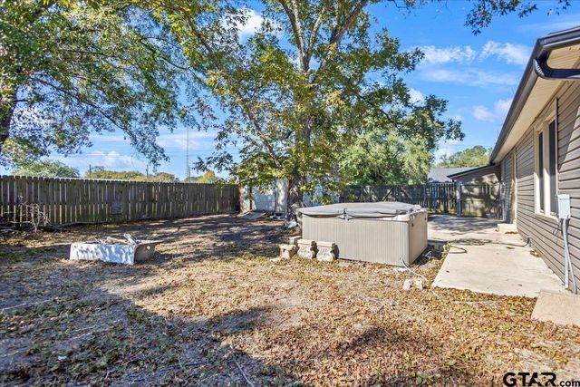 199 North Oak St., Van, TX 75790