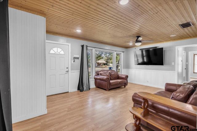 199 North Oak St., Van, TX 75790