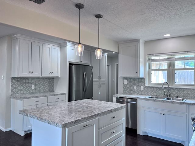 621 Philomena Dr, Corpus Christi, TX 78412