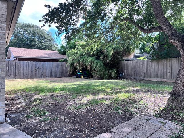 621 Philomena Dr, Corpus Christi, TX 78412