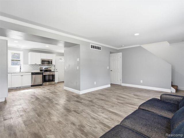 2659 Chrysler Avenue, Waterford, MI 48328