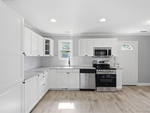 2659 Chrysler Avenue, Waterford, MI 48328