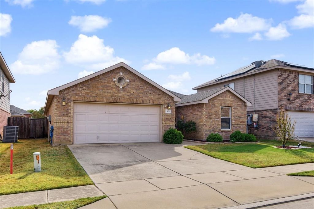 821 Green Heath Avenue, Fort Worth, TX 76120 — exterior