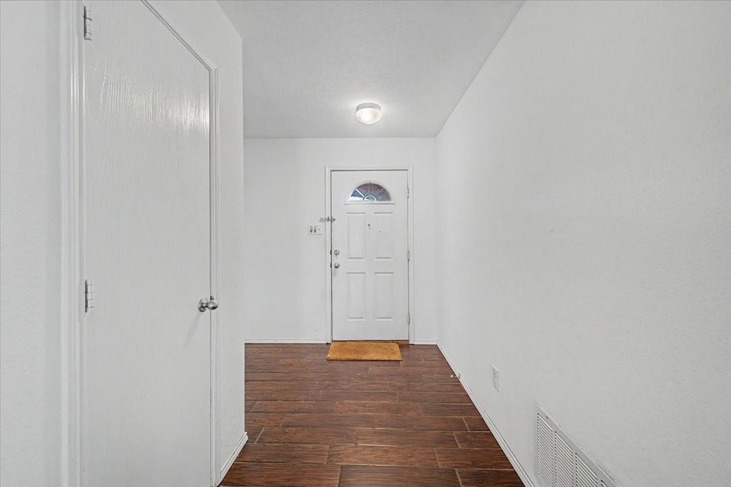 821 Green Heath Avenue, Fort Worth, TX 76120 — photo 4