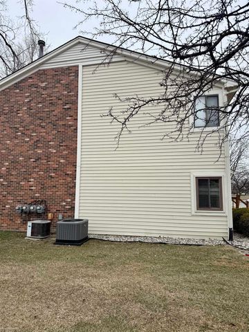 17423 Utica Oaks Lane, Roseville, MI 48066