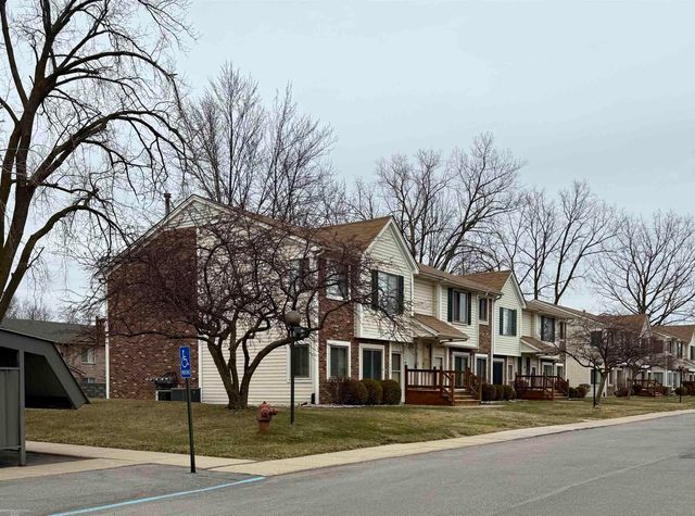 17423 Utica Oaks Lane, Roseville, MI 48066