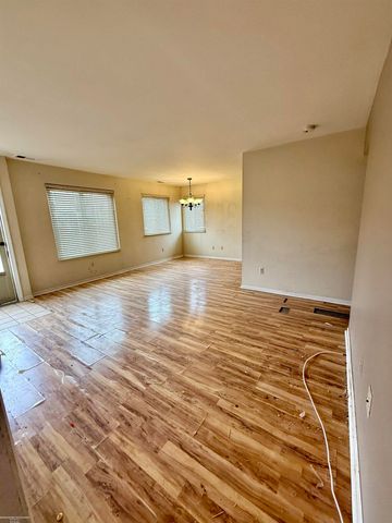 17423 Utica Oaks Lane, Roseville, MI 48066