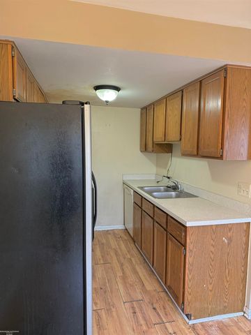 17423 Utica Oaks Lane, Roseville, MI 48066