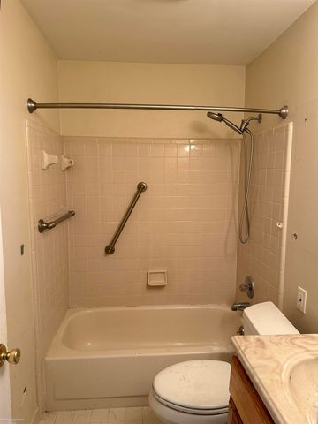 17423 Utica Oaks Lane, Roseville, MI 48066