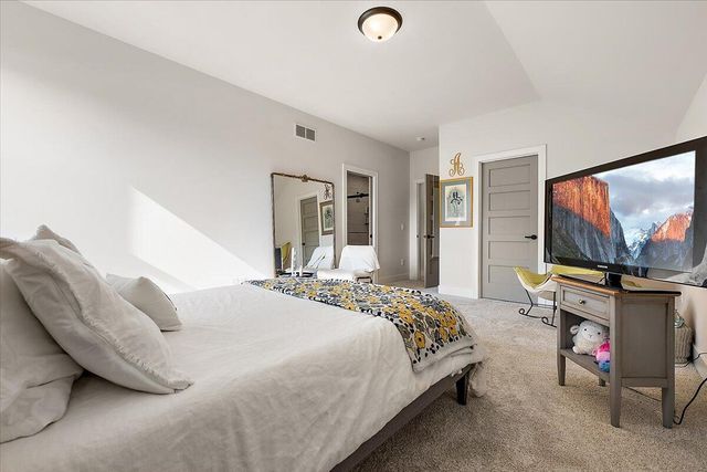 52801 Royal Park Avenue, Shelby Twp, MI 48315