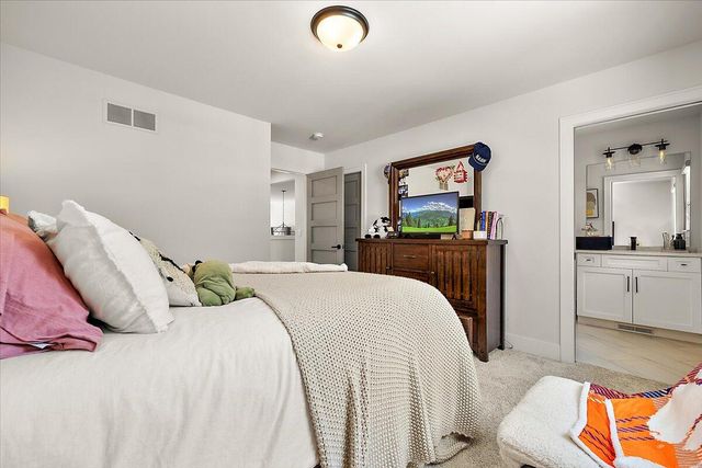 52801 Royal Park Avenue, Shelby Twp, MI 48315