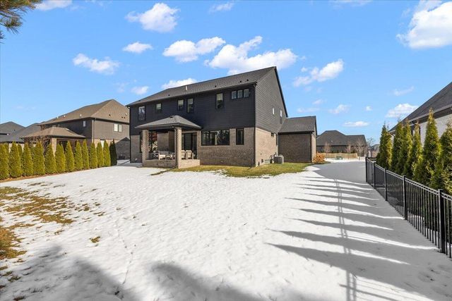 52801 Royal Park Avenue, Shelby Twp, MI 48315