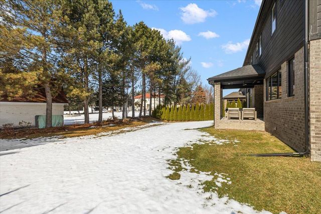 52801 Royal Park Avenue, Shelby Twp, MI 48315