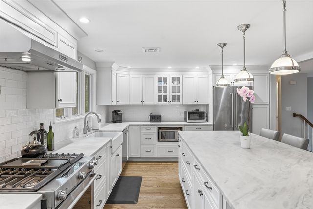 15 Harvard Dr, Bedford, MA 01730