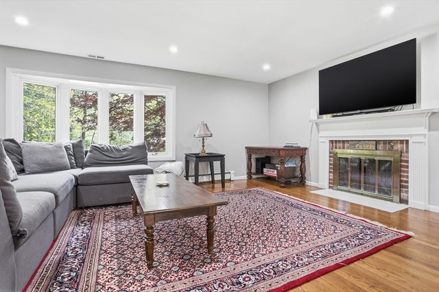15 Harvard Dr, Bedford, MA 01730